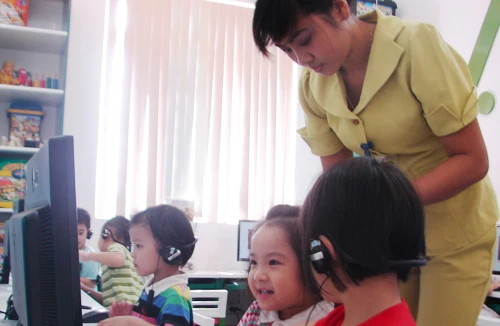 Dạy tiếng Anh trong trường mầm non: Không nên cấm đồng loạt