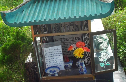 Làm thơ để "nói chuyện" với người đã khuất