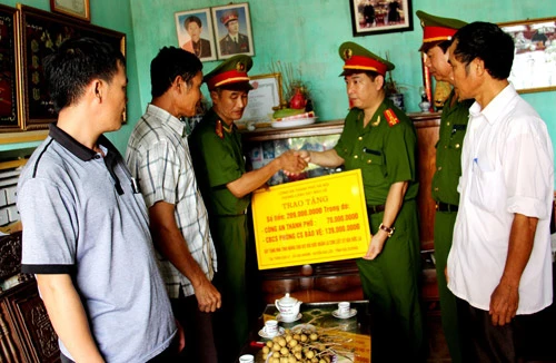 Xây dựng nhà tình nghĩa tặng gia đình liệt sỹ 