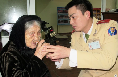 Kịp thời giúp đỡ cụ bà bị lạc 