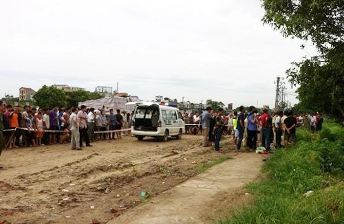 Treo cổ bằng rễ cây đa