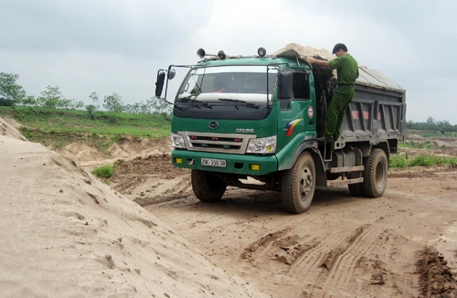 Điểm khai thác cát trái phép... được xã “tạo điều kiện”
