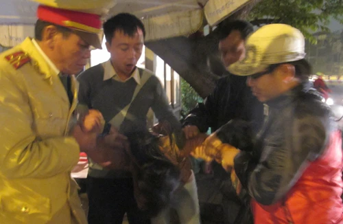 CSGT lại cứu người định tự tử trên cầu Chương Dương