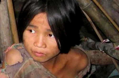 Chính quyền vào cuộc vụ cậu bé ăn cá sống như người rừng