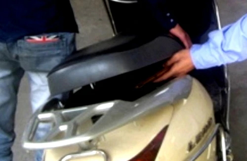 Tiền nhiều mà để cốp xe…