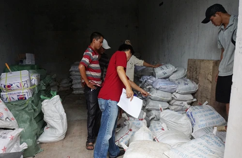 Gần 16 tấn đinh ốc vít nghi nhập lậu