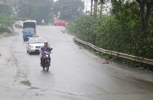 “Dốc Lĩnh Nam tiềm ẩn tai nạn giao thông”: Không cơ quan nào nhận trách nhiệm!
