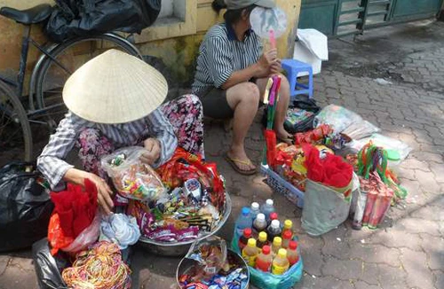 Quà vặt bẩn tại cổng trường: Sẽ công khai cơ sở vi phạm