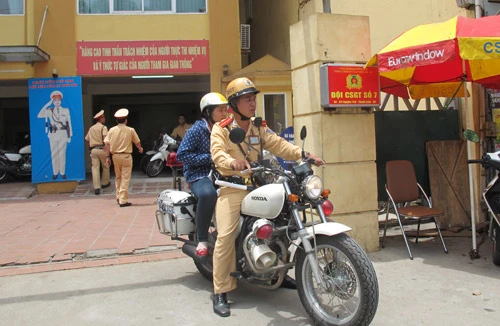 CSGT giúp đỡ nhiều thí sinh gặp sự cố 