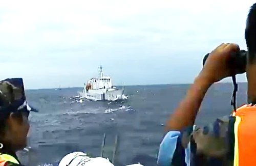 Tàu Việt Nam kiên trì bám trụ