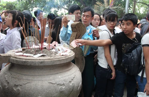 Chuyện chưa vui khi đi lễ đầu xuân