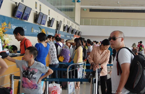 Chậm, hủy chuyến bay: Vẫn “né” trách nhiệm