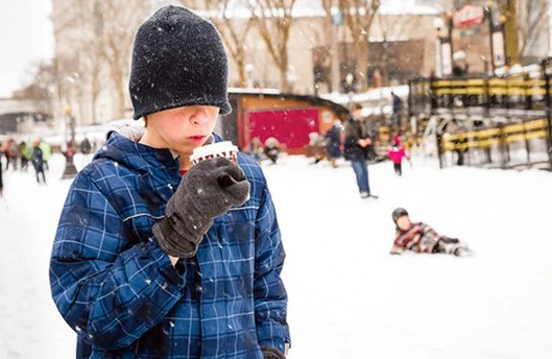 Vì sao trẻ “không biết lạnh”?