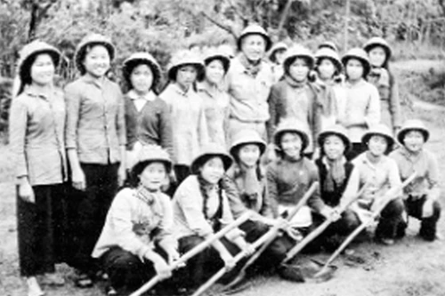 Hoàng hôn không hơi ấm của những người phụ nữ bước ra từ lửa đạn