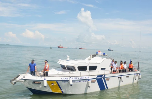 Cảnh sát biển Việt Nam tiếp nhận xuồng tuần tra cao tốc