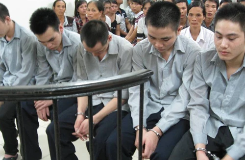 Tức tối với người yêu cũ, gọi đồng bọn đến giết tình địch