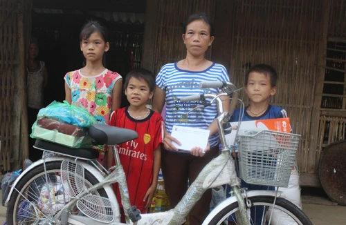 Nuôi chồng bị liệt và 3 con ăn học