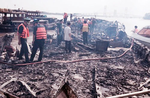 Cháy tàu cánh ngầm trên sông Sài Gòn