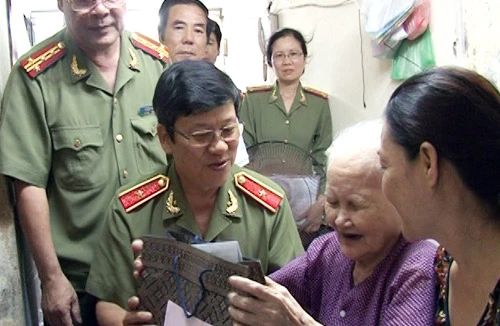 Thăm hỏi, tặng quà các gia đình thương binh, liệt sỹ