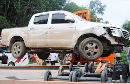 Lái xe ô tô biển nước ngoài vứt xe cùng gần 70.000USD bỏ trốn