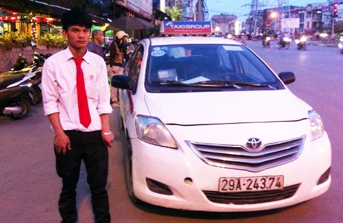 Gây tai nạn, lái xe taxi điên cuồng bỏ chạy