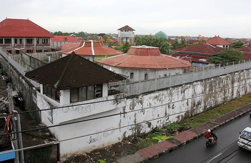 “Thiên đường sung sướng” trong nhà tù