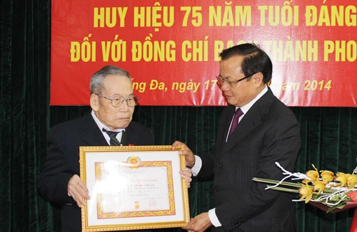 Biết ơn những đóng góp của các đảng viên lão thành