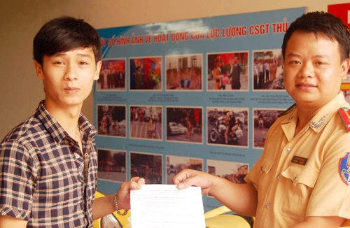 Nam sinh vui mừng được CSGT tìm thấy xe mất trộm