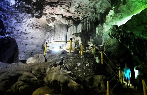 Kỳ bí Động Treo lưng chừng núi