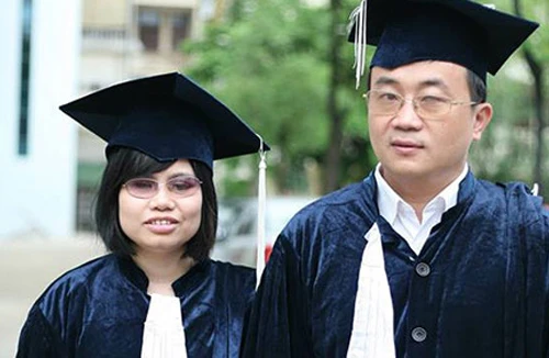 Hai vợ chồng mù sở hữu hai tấm bằng Thạc sĩ của người mù đầu tiên ở Việt Nam