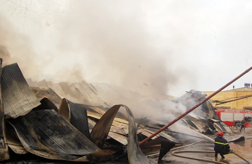 Cháy “thổi bay” cả kho hàng lớn
