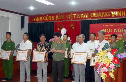 Nhân rộng các phong trào bảo vệ ANTQ vùng đồng bào Công giáo 