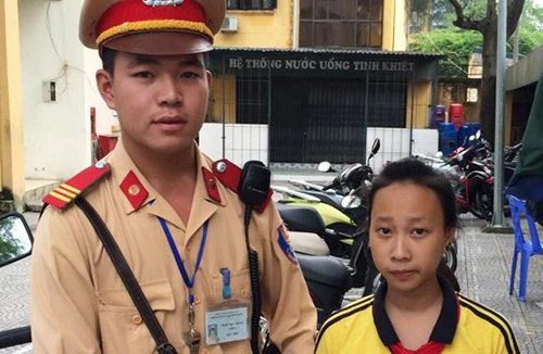 CSGT đến tận trường trao trả lại cặp đánh rơi