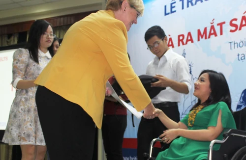 Nghị lực phi thường của nữ sinh “xương thủy tinh” 