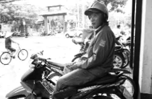 Dùng súng cướp "xe ôm"