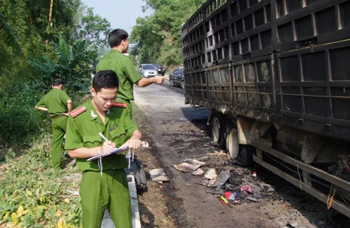 Ô tô tải chở hàng bốc cháy