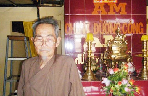 Lễ trừ ma đuổi quỷ bằng cách rạch lưỡi, tắm vạc dầu sôi của một dòng họ ở miền Tây Nam Bộ 