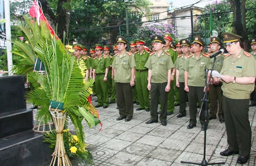 Dâng hương, báo công lên Bác