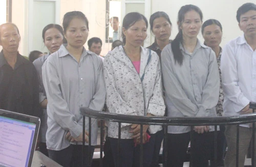 Đi tù vì dùng quan tài để chống người thi hành công vụ