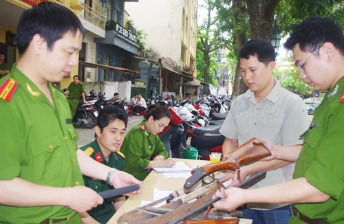 Nhân dân tích cực thu hồi vũ khí, vật liệu nổ