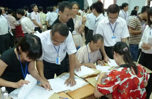 Băn khoăn khi bỏ điểm sàn