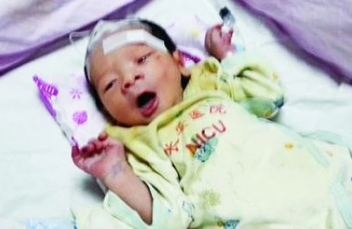 Bé sơ sinh bị bỏ rơi sống sót qua cơn bão Kalmaegi