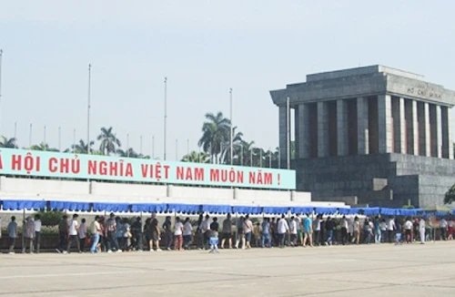 10.000 lượt khách xếp hàng viếng Bác để kể cho Người nghe về tình hình Biển Đông