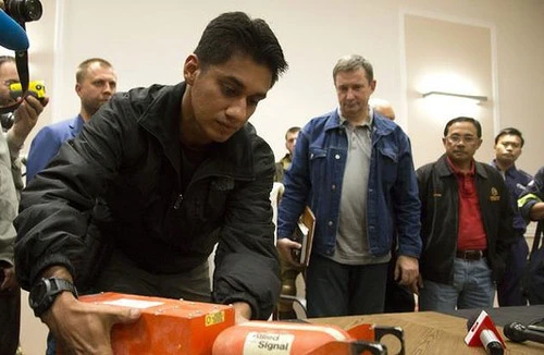 Dữ liệu hộp đen cho thấy MH17 trúng tên lửa