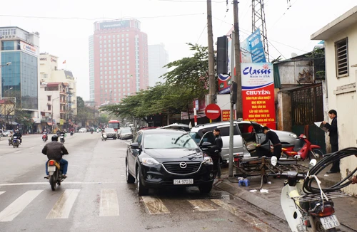 Điểm rửa xe lấn đường ngay cạnh Đội Thanh tra giao thông
