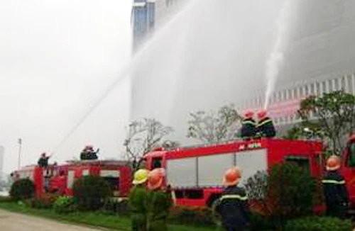 Diễn tập chữa cháy tại tòa nhà cao nhất thành phố