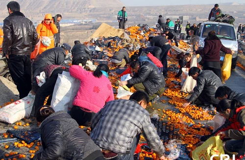 Trung Quốc: Cảnh sát dùng súng chặn người “hôi của” 