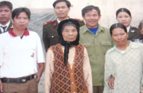 Cảm động câu chuyện về hành trình gian nan tìm lại cha mẹ đẻ cho con nuôi 