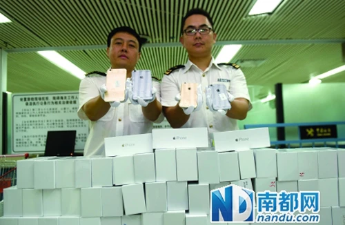 Giấu 8 chiếc iPhone 6 trong quần lót