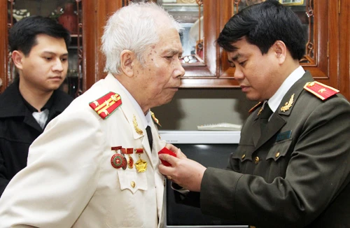 Hai cán bộ lão thành đón nhận Huân chương Bảo vệ Tổ quốc